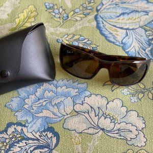Ray Bans, tortoiseshell